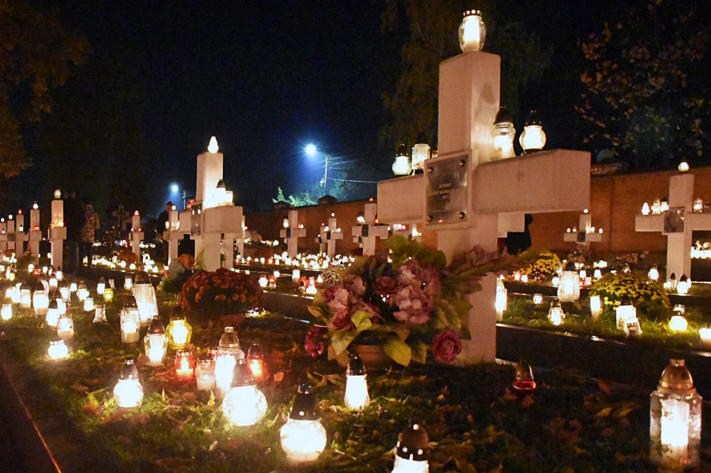Kutnowski cmentarz po zmroku - 1 listopada