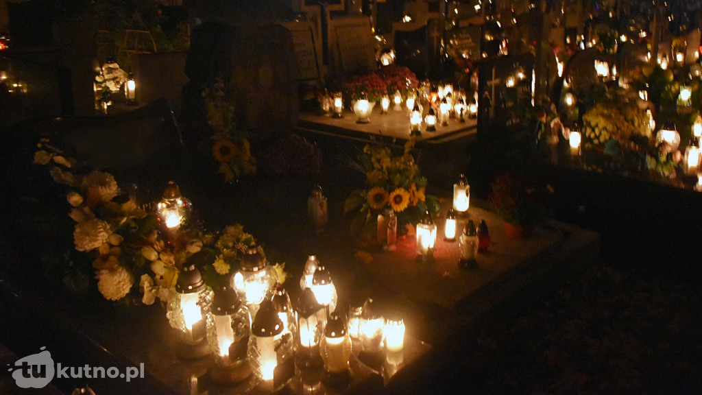 Kutnowski cmentarz po zmroku - 1 listopada