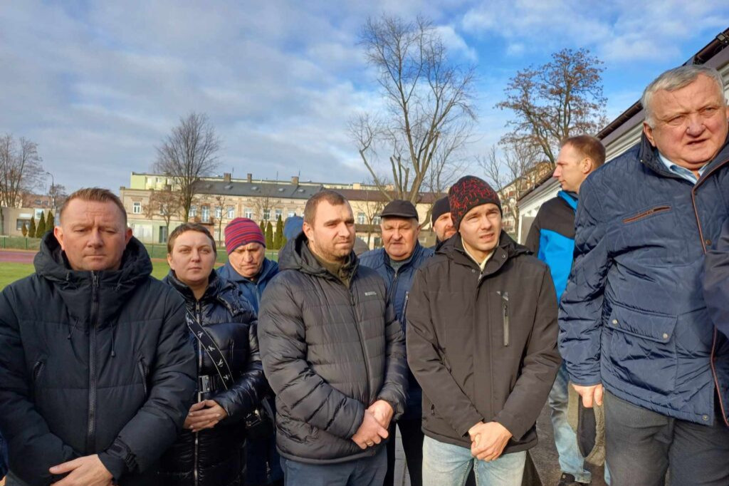 Odsłonięcie tablicy przy stadionie w Łęczycy