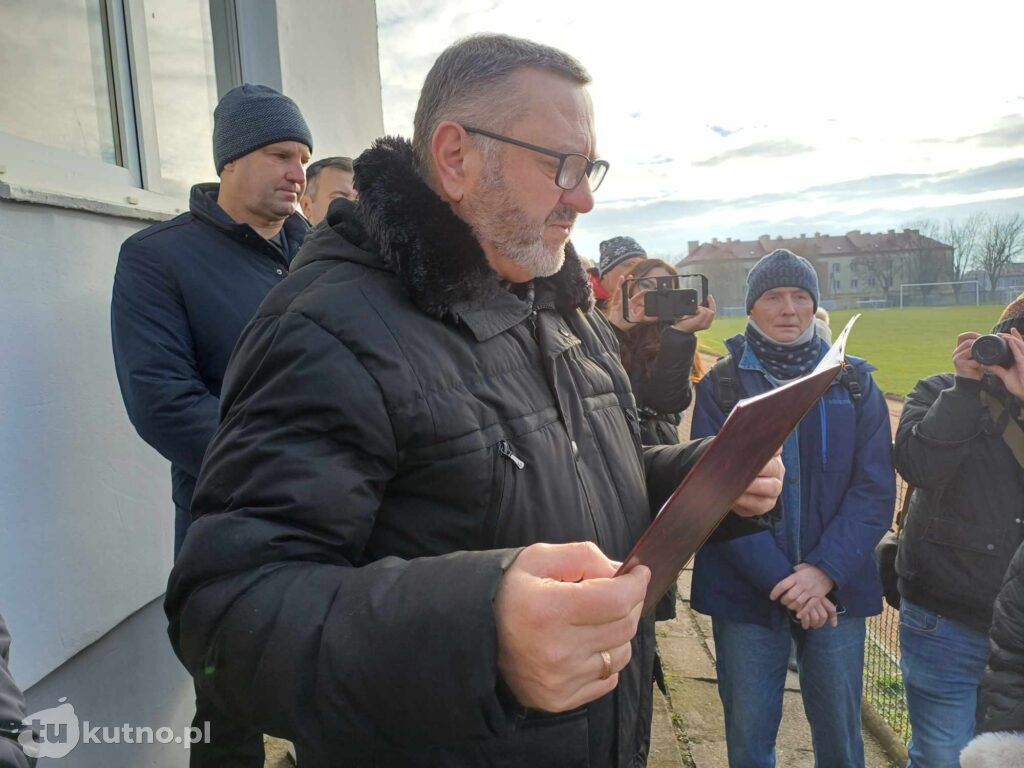 Odsłonięcie tablicy przy stadionie w Łęczycy