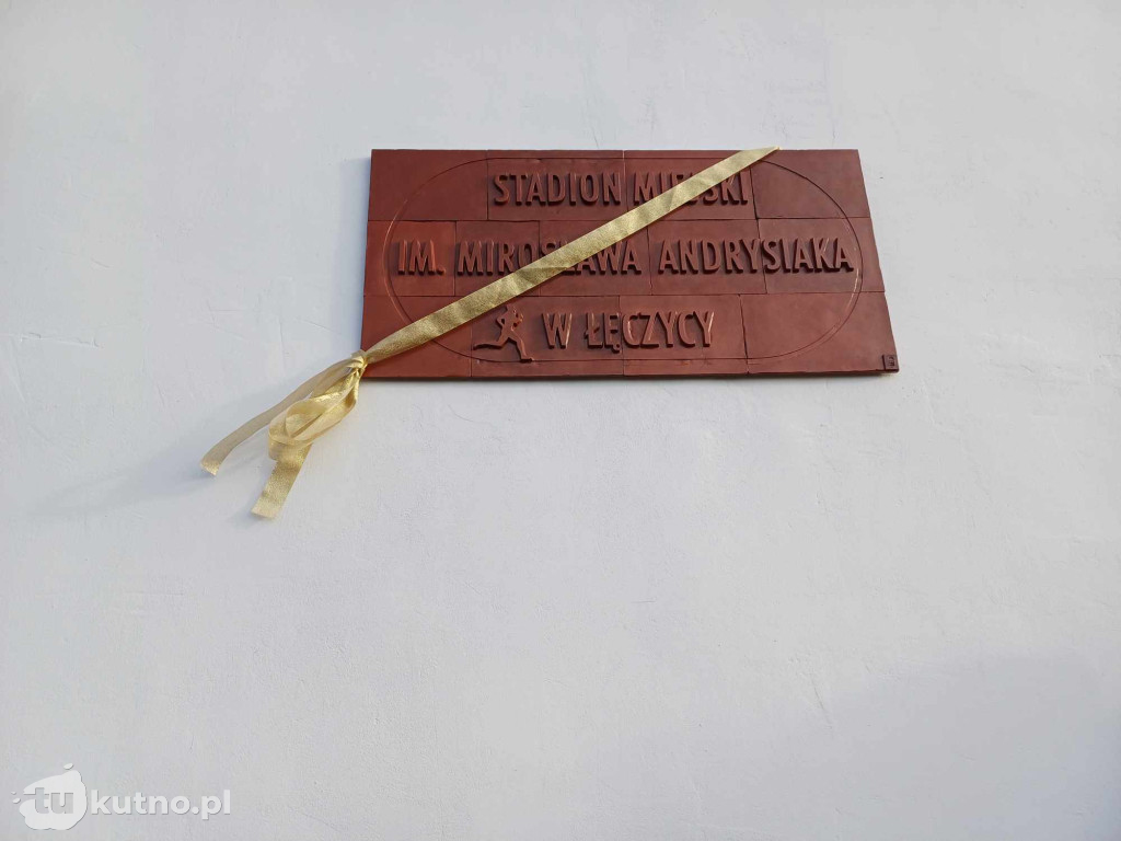 Odsłonięcie tablicy przy stadionie w Łęczycy