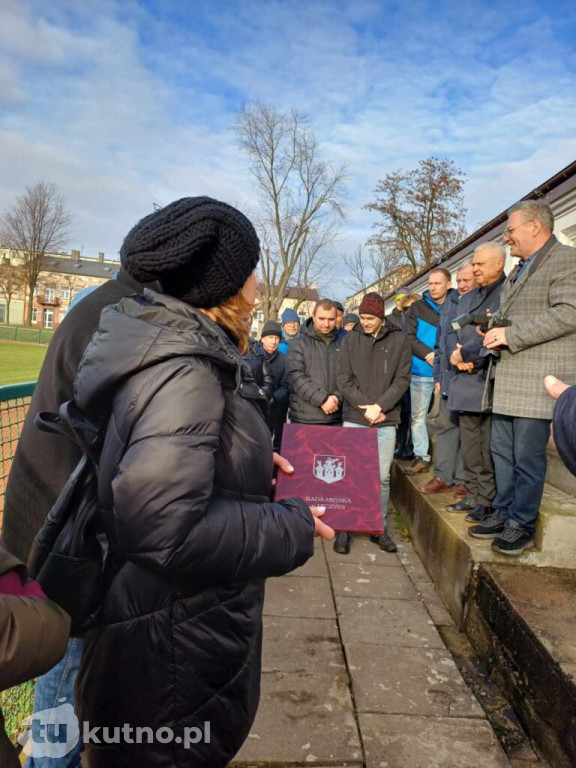 Odsłonięcie tablicy przy stadionie w Łęczycy