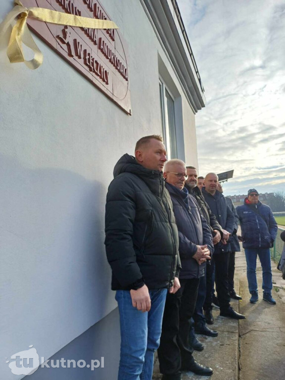 Odsłonięcie tablicy przy stadionie w Łęczycy