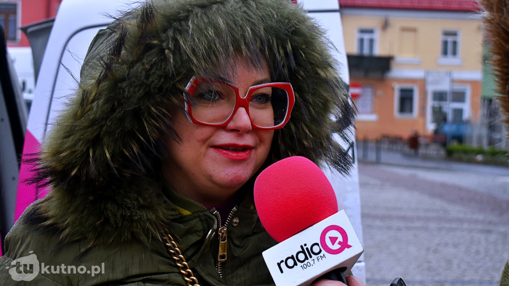 Rozdanie choinek wspólnie z łęczycką policją