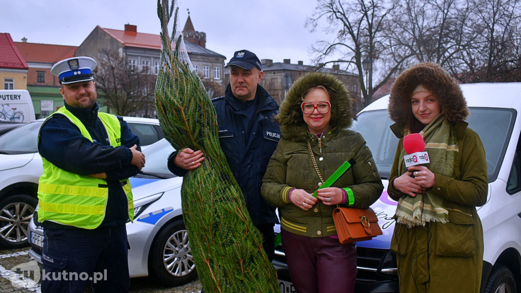 Rozdanie choinek wspólnie z łęczycką policją