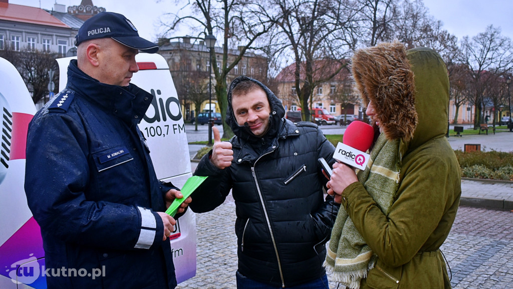 Rozdanie choinek wspólnie z łęczycką policją