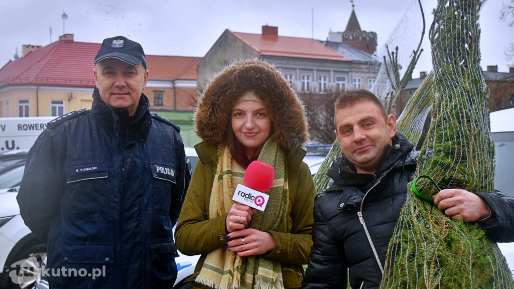Rozdanie choinek wspólnie z łęczycką policją