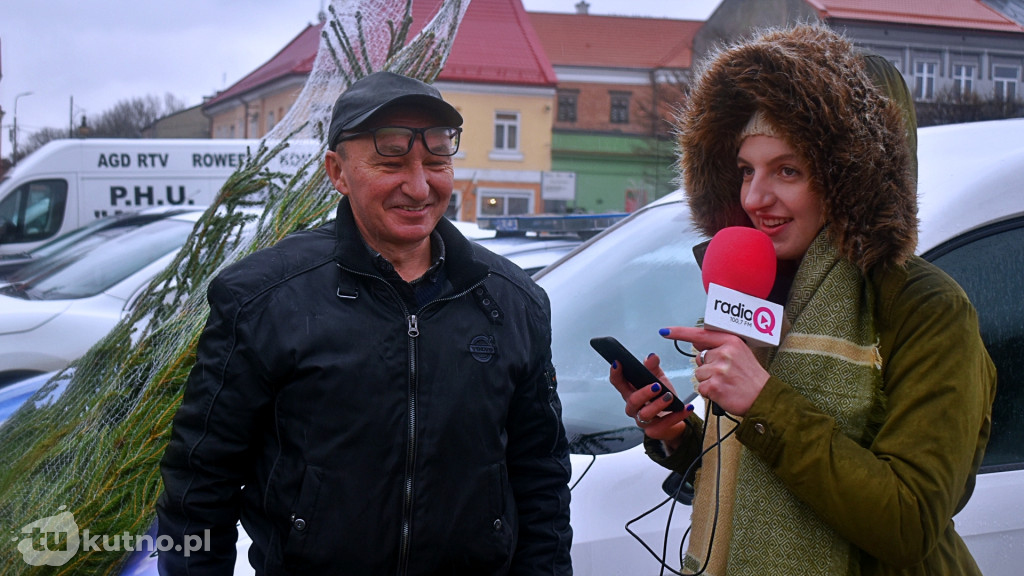 Rozdanie choinek wspólnie z łęczycką policją