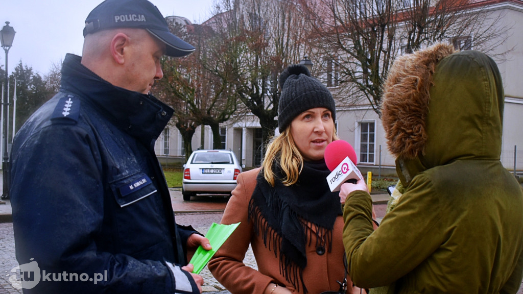 Rozdanie choinek wspólnie z łęczycką policją
