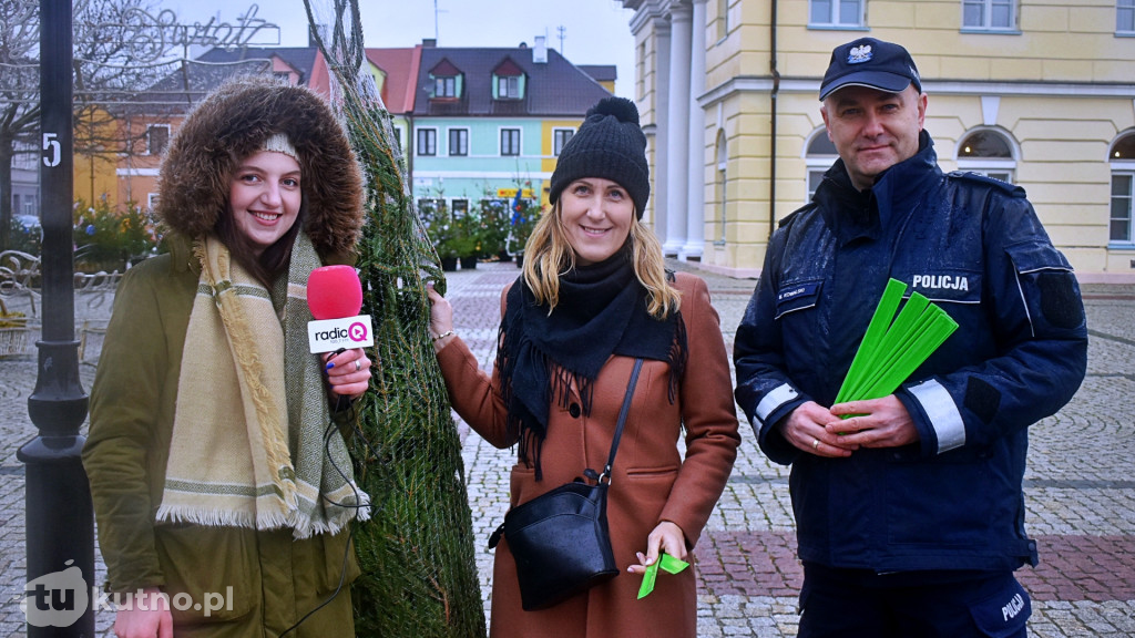 Rozdanie choinek wspólnie z łęczycką policją
