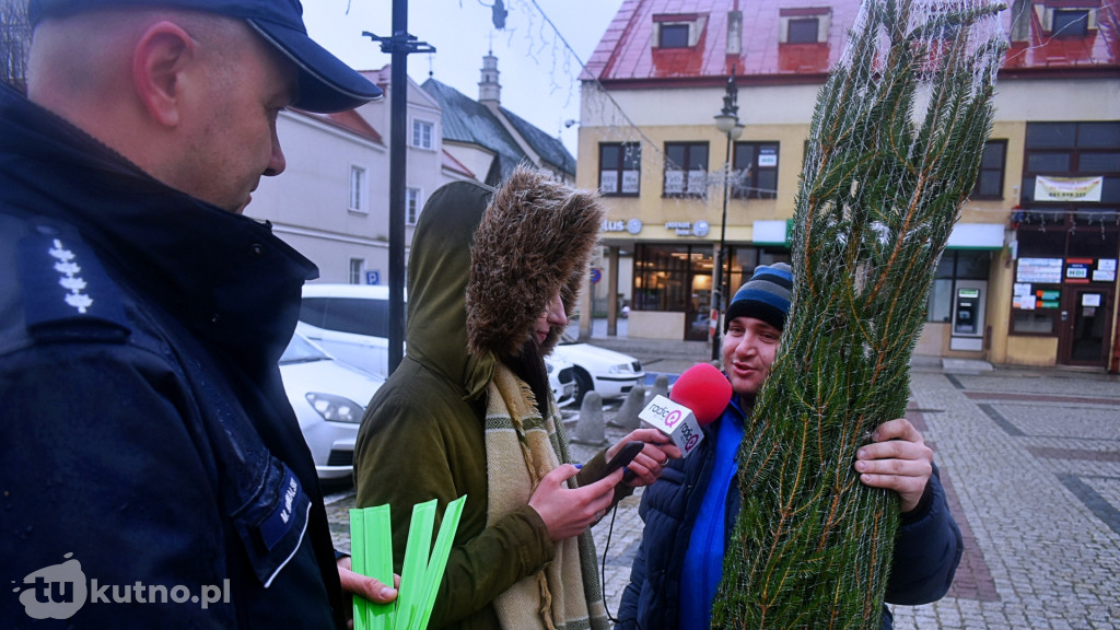 Rozdanie choinek wspólnie z łęczycką policją
