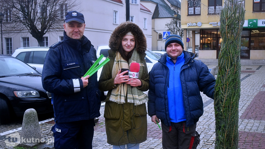 Rozdanie choinek wspólnie z łęczycką policją