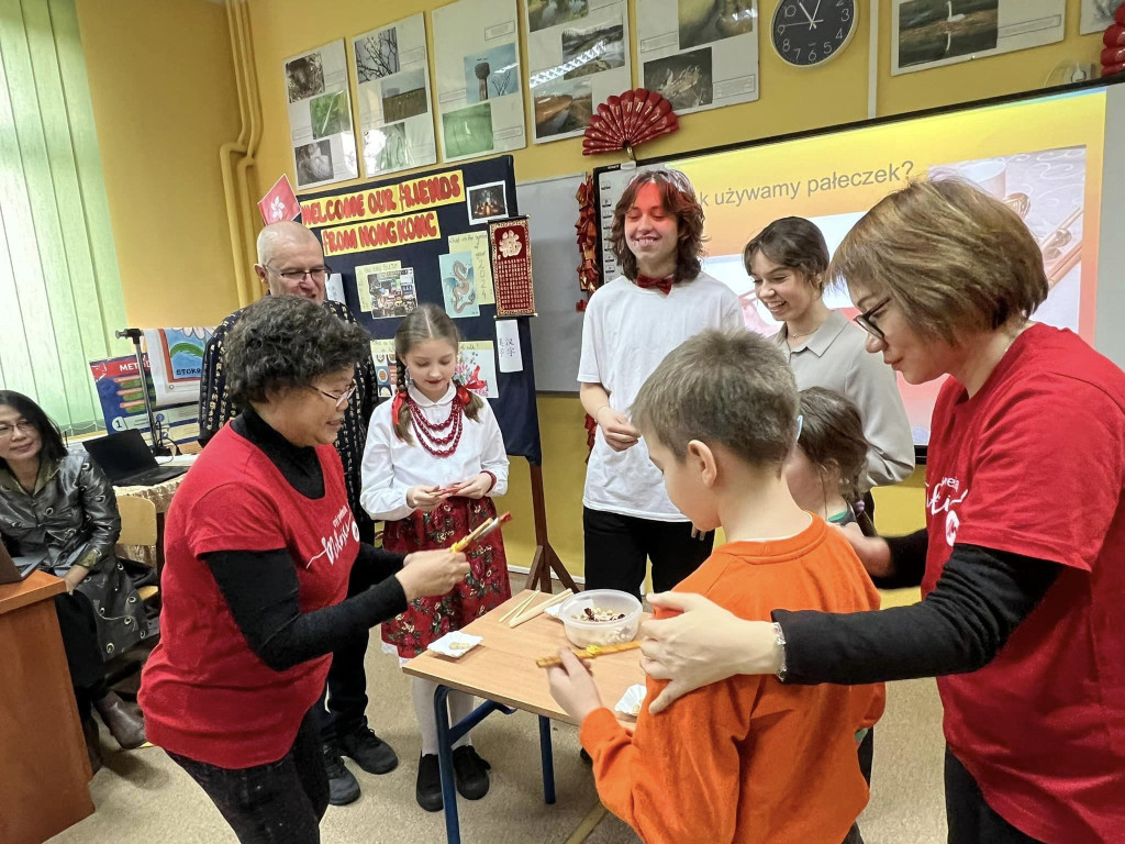 Wizyta gości z Hongkongu w SP we Wroczynach