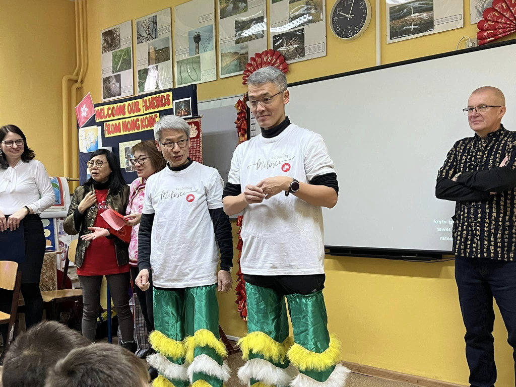 Wizyta gości z Hongkongu w SP we Wroczynach