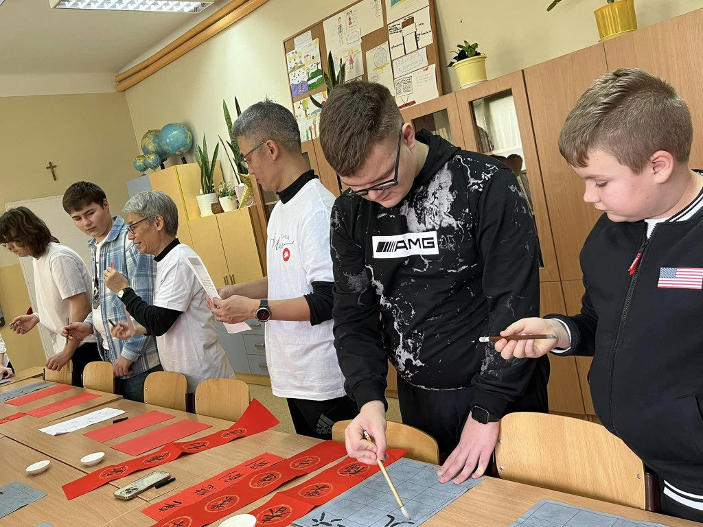 Wizyta gości z Hongkongu w SP we Wroczynach