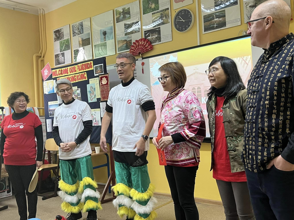 Wizyta gości z Hongkongu w SP we Wroczynach