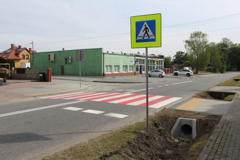 Nowy chodnik i przejścia dla pieszych w Oporowie