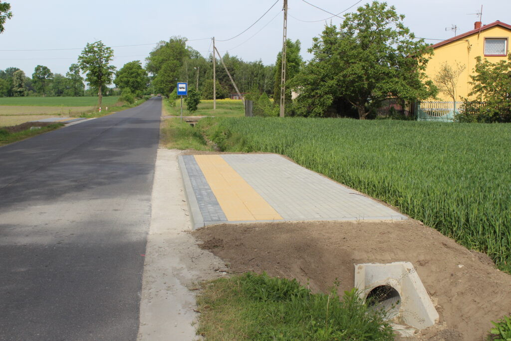 Nowy chodnik i przejścia dla pieszych w Oporowie