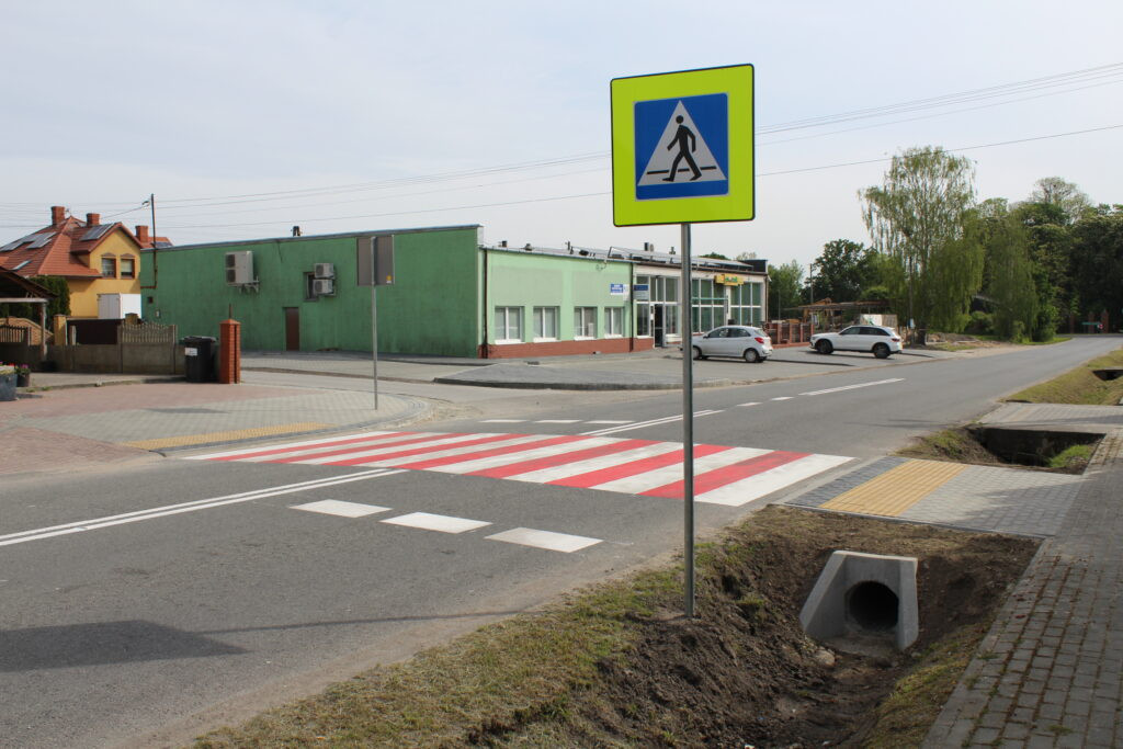 Nowy chodnik i przejścia dla pieszych w Oporowie