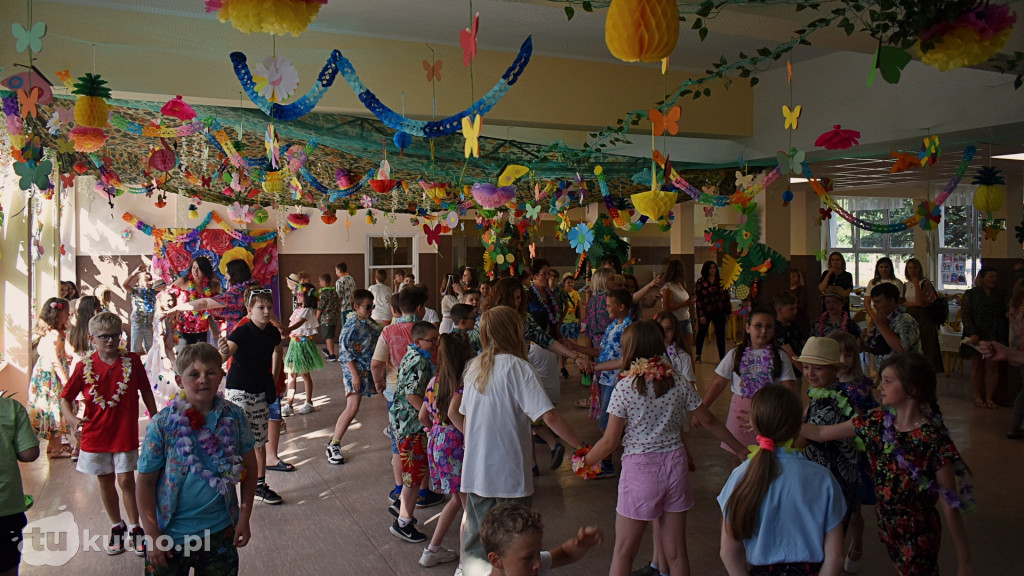 Hawajska impreza w kutnowskiej Dziewiątce