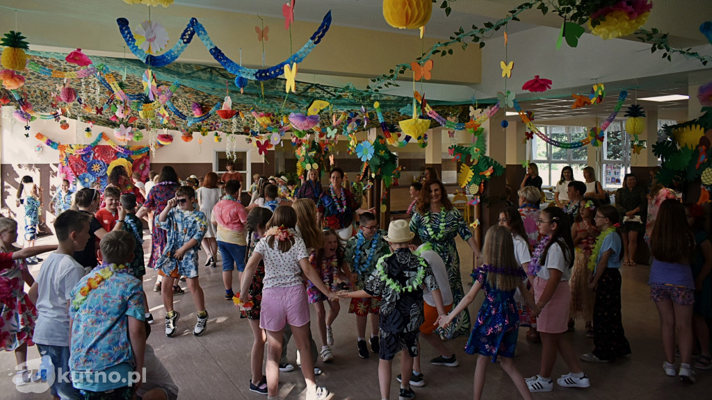 Hawajska impreza w kutnowskiej Dziewiątce