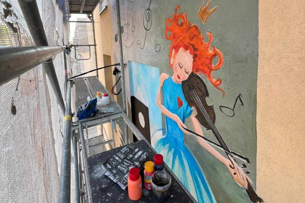 Mural na ścianie Domu Kultury w Łęczycy