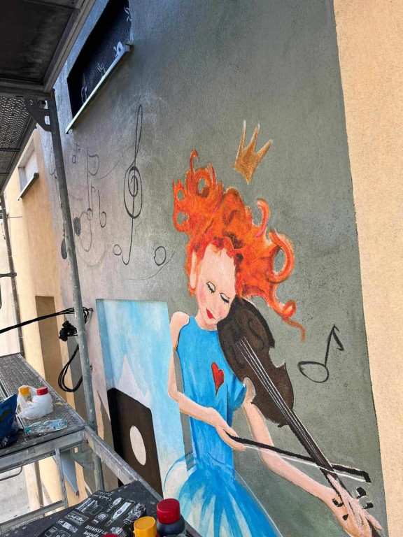 Mural na ścianie Domu Kultury w Łęczycy