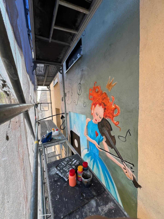 Mural na ścianie Domu Kultury w Łęczycy