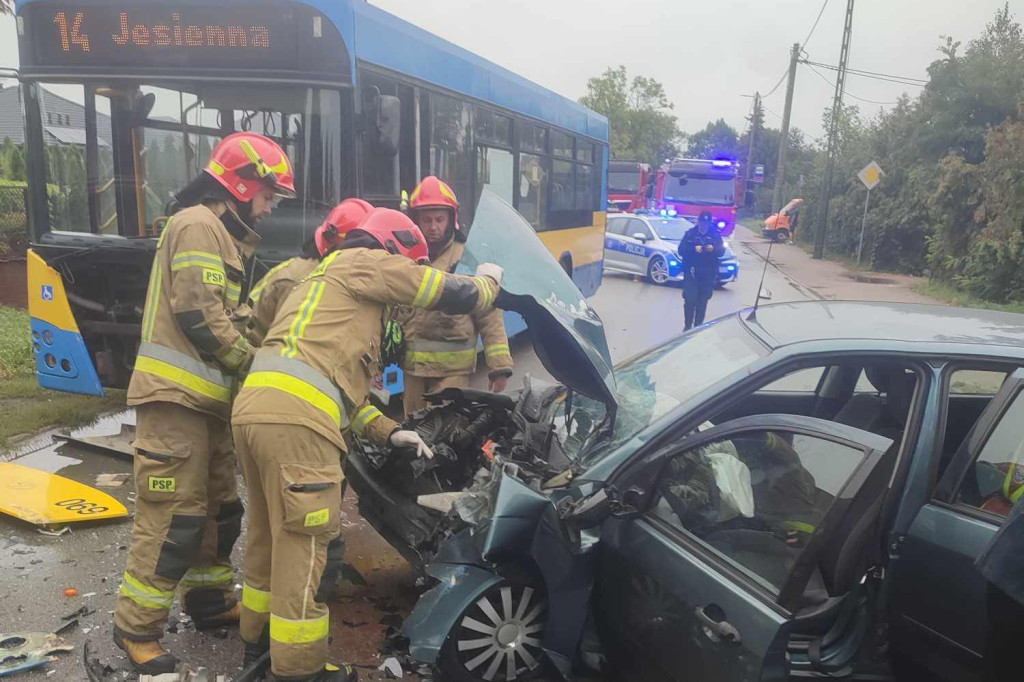 Kolizja samochodu z autobusem