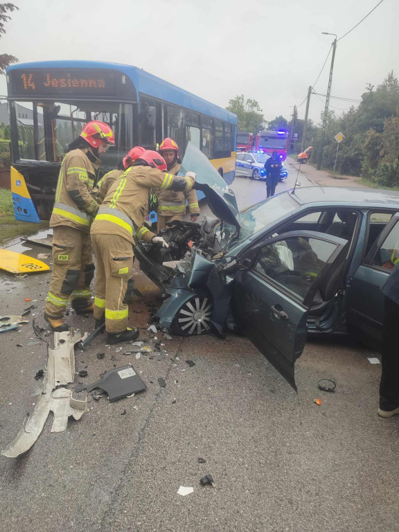 Kolizja samochodu z autobusem