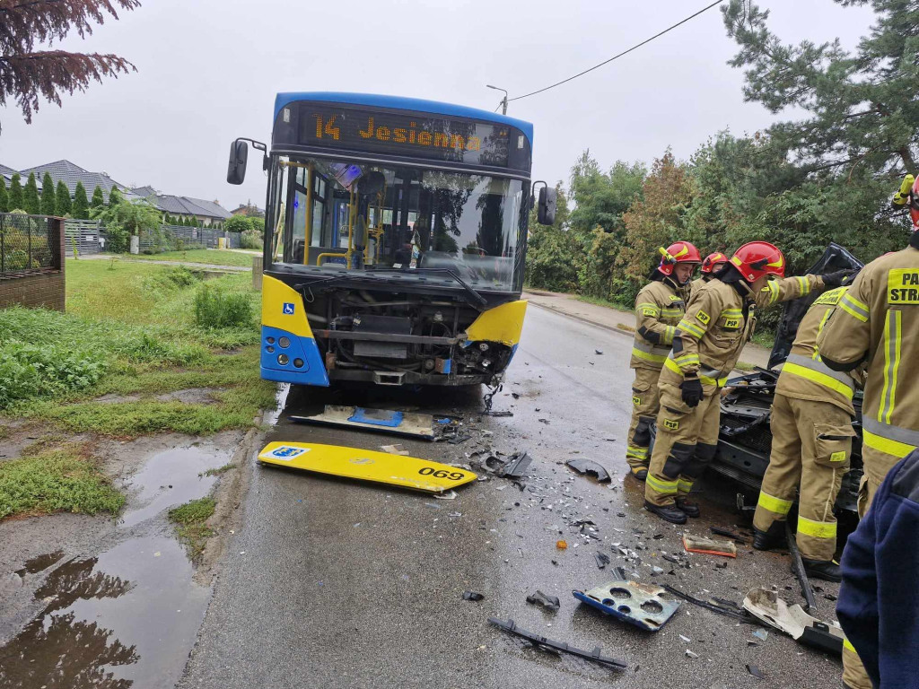 Kolizja samochodu z autobusem