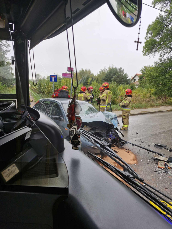 Kolizja samochodu z autobusem