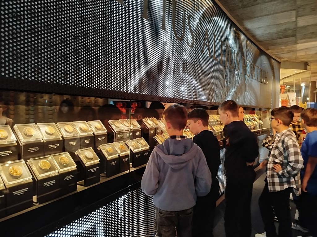 Uczniowie kutnowskiej 'Jedynki' w Muzeum Sportu