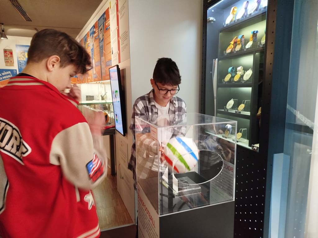 Uczniowie kutnowskiej 'Jedynki' w Muzeum Sportu