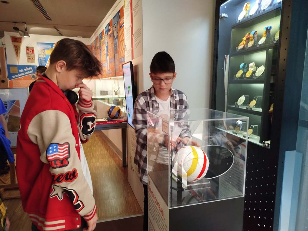 Uczniowie kutnowskiej 'Jedynki' w Muzeum Sportu