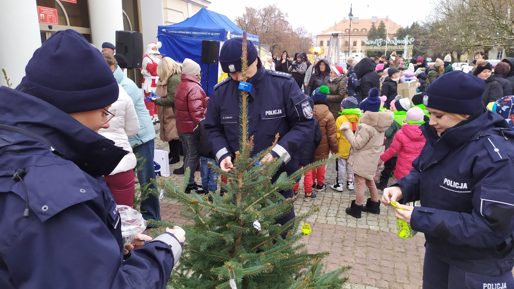 Po raz kolejny wspólnie udekorowano choinki