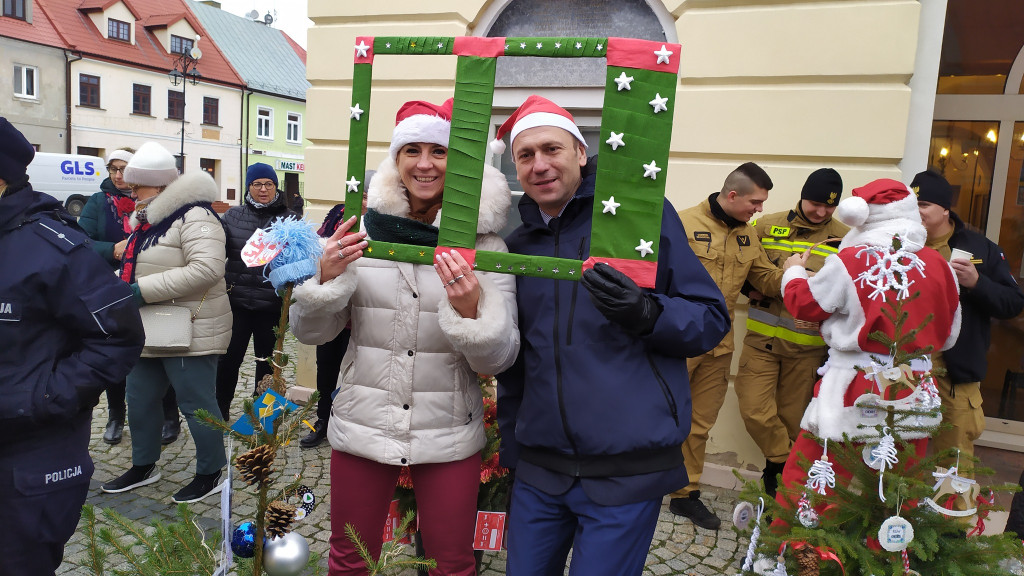 Po raz kolejny wspólnie udekorowano choinki