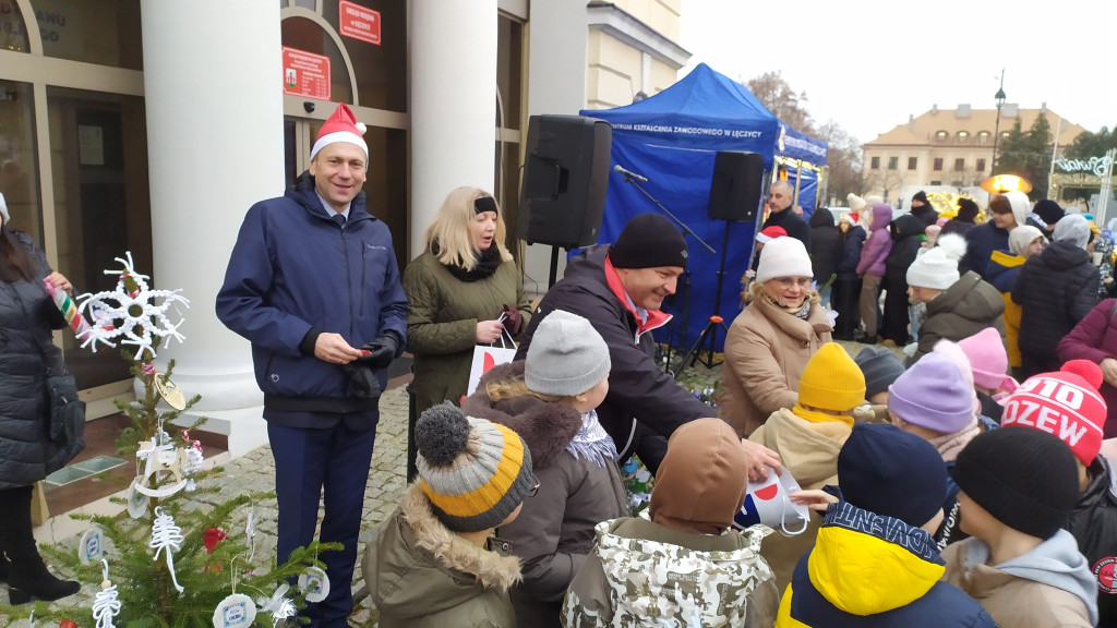 Po raz kolejny wspólnie udekorowano choinki
