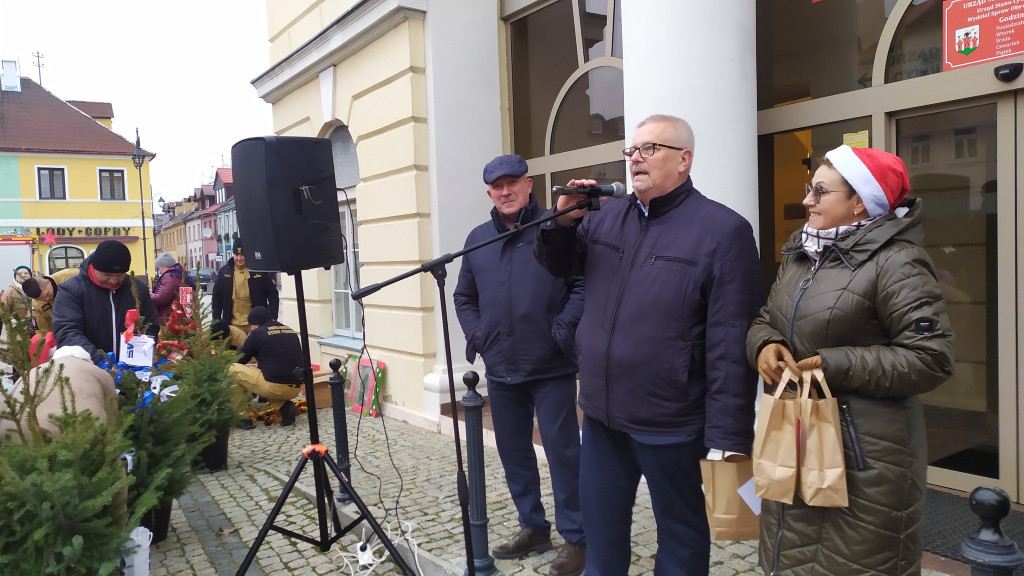 Po raz kolejny wspólnie udekorowano choinki