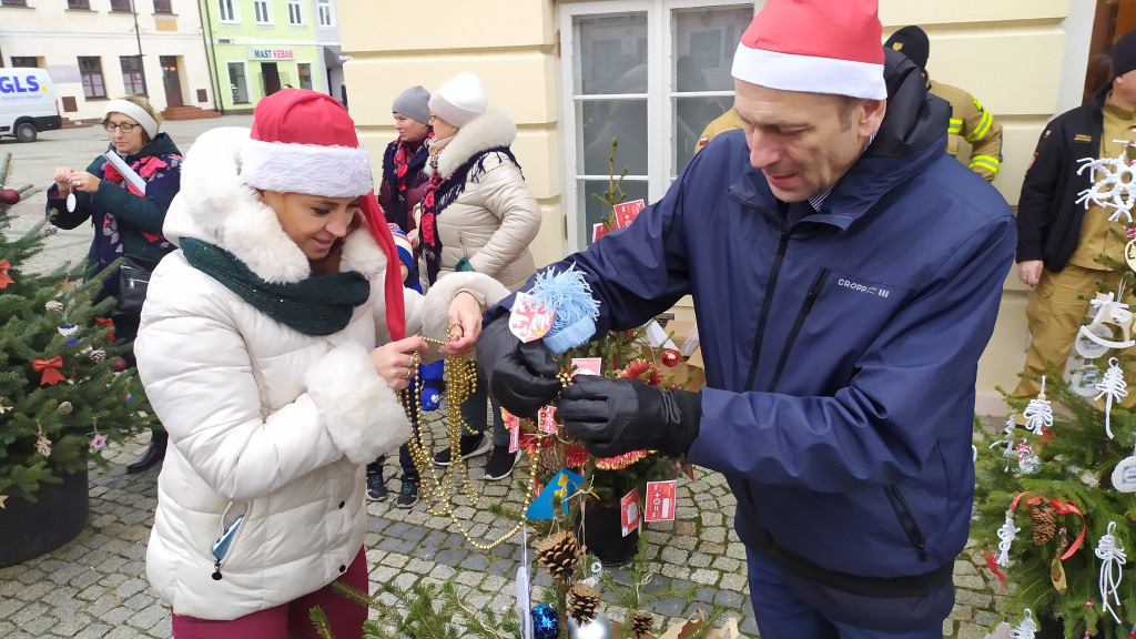 Po raz kolejny wspólnie udekorowano choinki