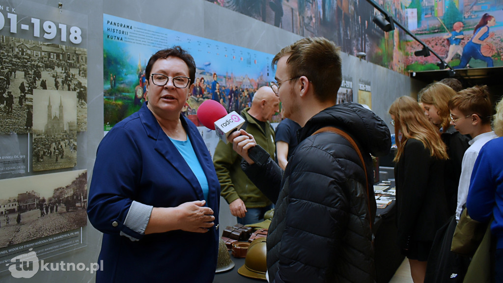 Złożyli kwiaty pod tablicą