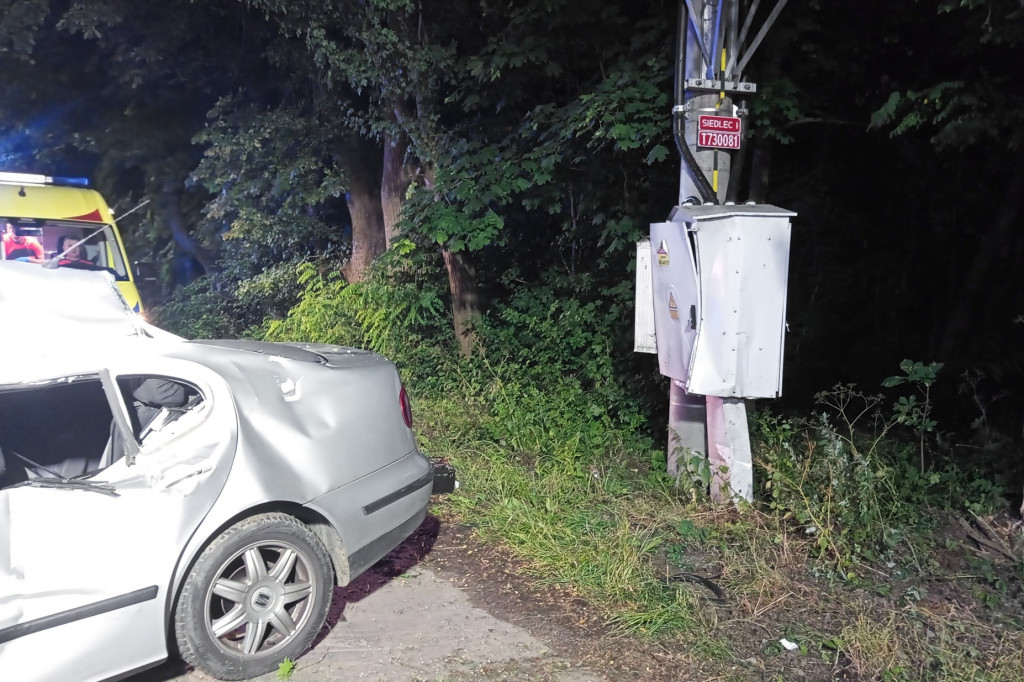 Wypadek w regionie - auto rozbiło się na łuku