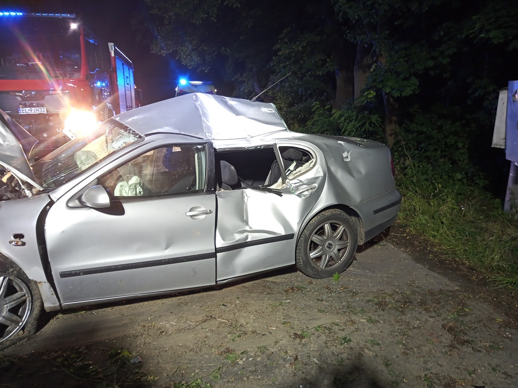 Wypadek w regionie - auto rozbiło się na łuku
