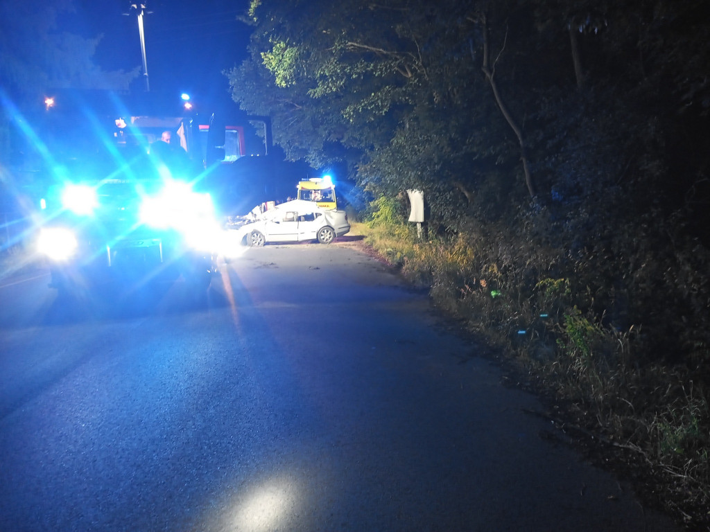 Wypadek w regionie - auto rozbiło się na łuku