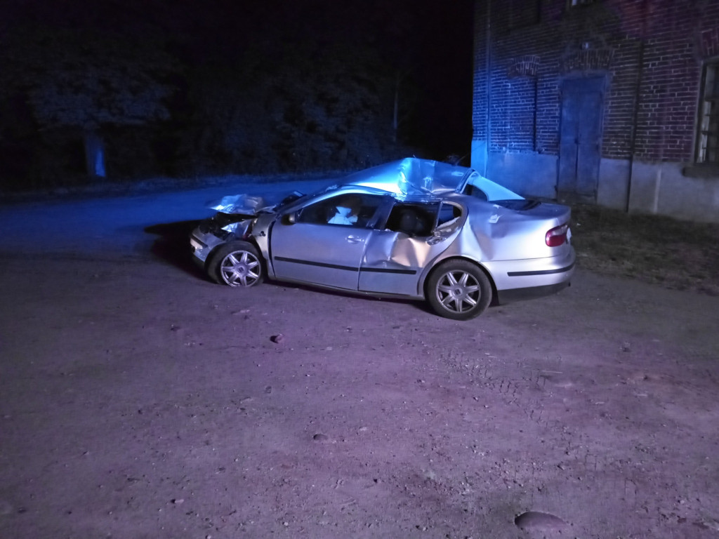 Wypadek w regionie - auto rozbiło się na łuku