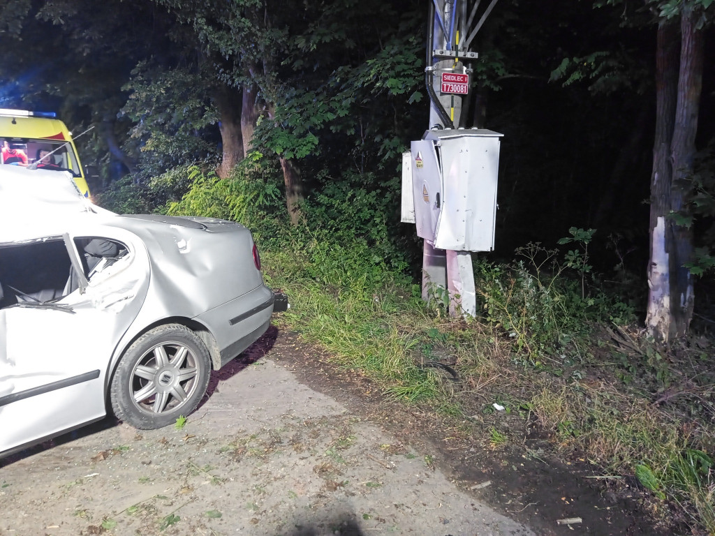 Wypadek w regionie - auto rozbiło się na łuku
