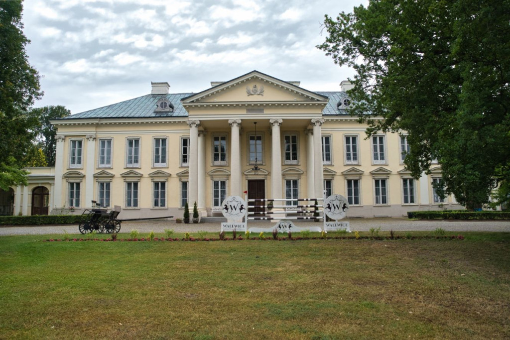 Pałac w Walewicach zachwyca