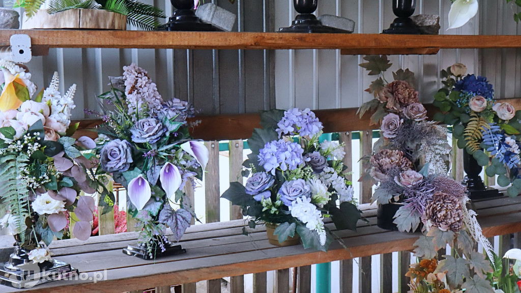 Znicze i kwiaty na Wszystkich Świętych