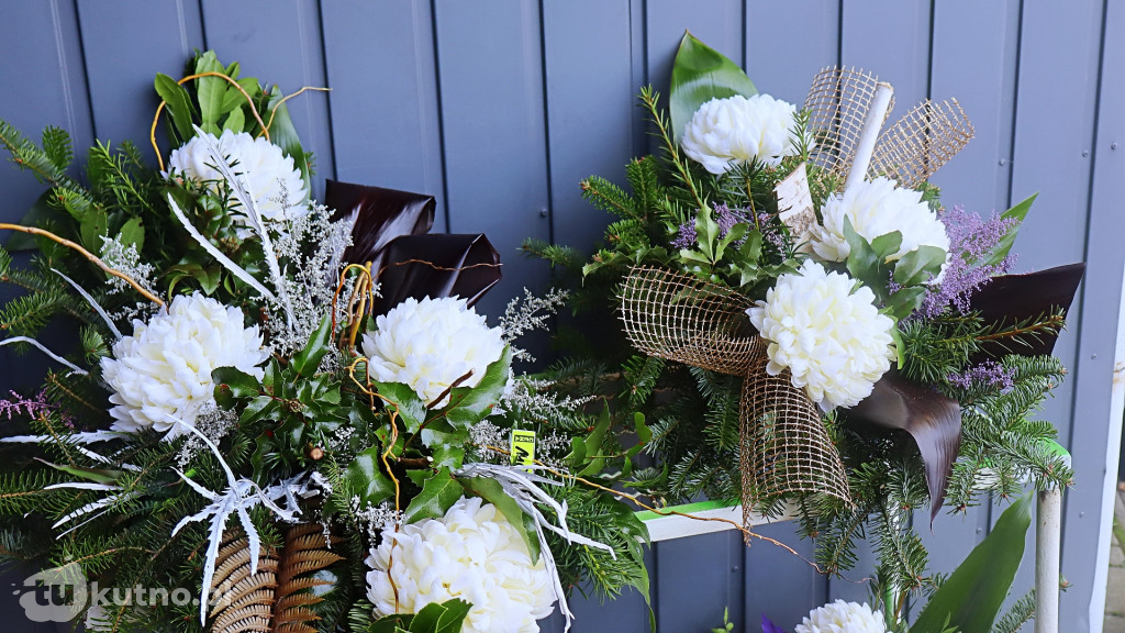 Znicze i kwiaty na Wszystkich Świętych