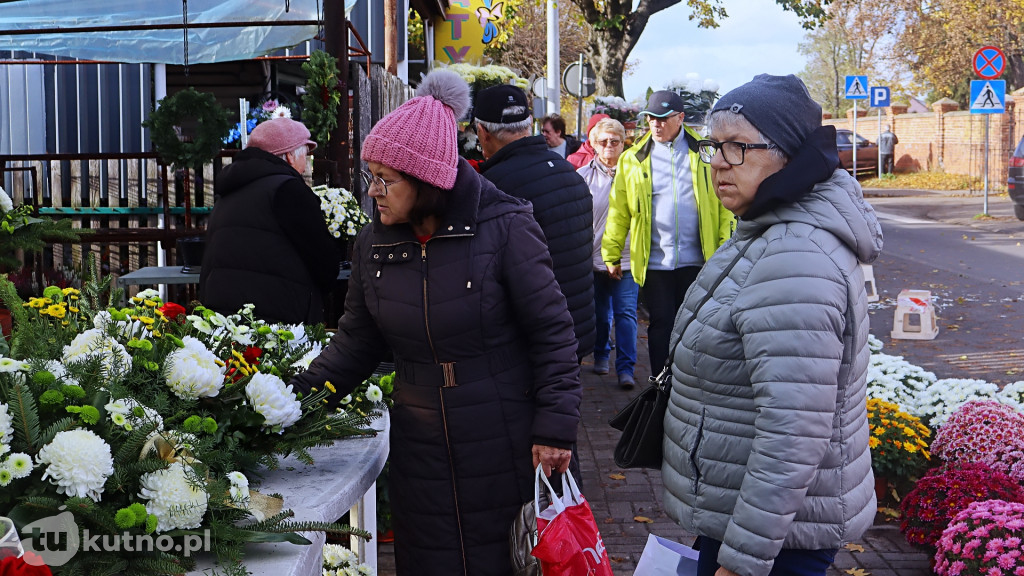 Znicze i kwiaty na Wszystkich Świętych